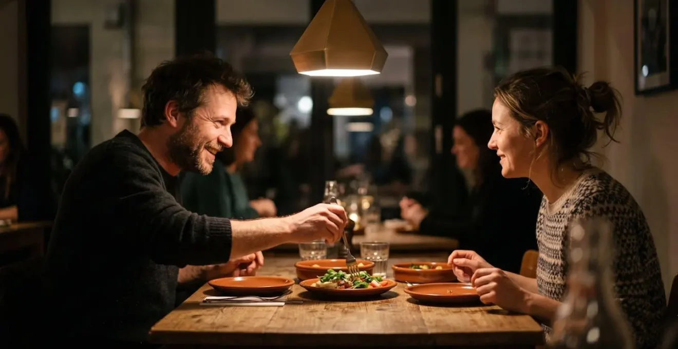 Composición humana y emocional de iluminación focalizada con lámpara colgante LED creando intimidad en espacio de comedor