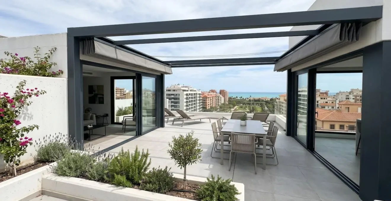 Terraza contemporánea española con pérgola de aluminio de líneas minimalistas bajo luz natural mediterránea